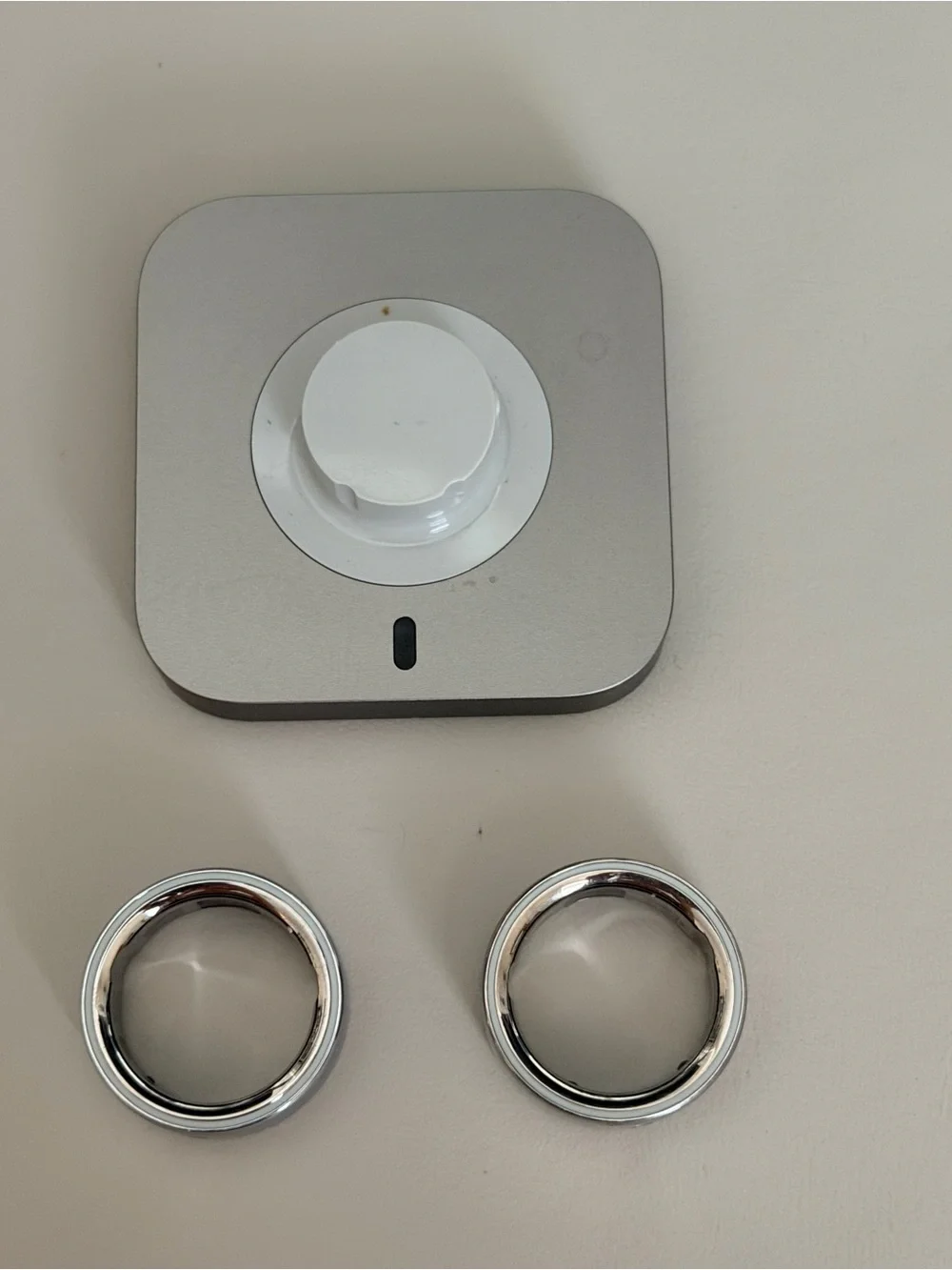 Oura Ring 4 silver Charging Dock with two rings size 8